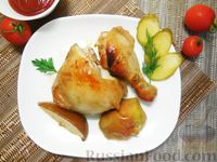 Фото к рецепту: Куриные окорочка, запечённые с яблоком и грушей