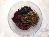 Фото приготовления рецепта: Свекольный салат с морской капустой и черносливом - шаг №9