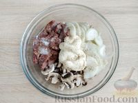 Фото приготовления рецепта: Куриная печень, тушенная с грибами и луком - шаг №6
