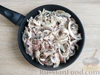 Фото приготовления рецепта: Куриная печень, тушенная с грибами и луком - шаг №8