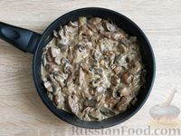 Фото приготовления рецепта: Куриная печень, тушенная с грибами и луком - шаг №9