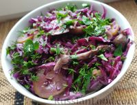 Фото к рецепту: Салат из капусты и маринованных опят