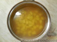 Фото приготовления рецепта: Гороховый суп с копчёными ребрышками (из двух видов гороха) - шаг №5