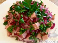 Фото к рецепту: Салат из маринованного лука с колбасой