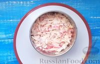 Фото приготовления рецепта: Салат "Коралловый риф" с крабовыми палочками и сладким перцем - шаг №9