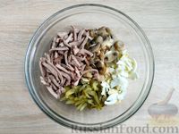 Фото приготовления рецепта: Салат с языком и жареными грибами - шаг №9