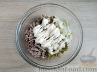 Фото приготовления рецепта: Салат с языком и жареными грибами - шаг №10