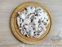 Фото приготовления рецепта: Салат с языком и жареными грибами - шаг №4