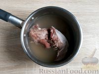 Фото приготовления рецепта: Салат с языком и жареными грибами - шаг №2