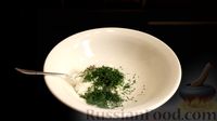 Фото приготовления рецепта: Слоёный салат с сельдью и сметаной - шаг №4