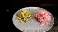 Фото приготовления рецепта: Слоёный салат с сельдью и сметаной - шаг №3