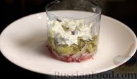 Фото приготовления рецепта: Слоёный салат с сельдью и сметаной - шаг №7