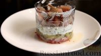 Фото приготовления рецепта: Слоёный салат с сельдью и сметаной - шаг №8