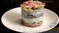 Фото приготовления рецепта: Слоёный салат с сельдью и сметаной - шаг №9