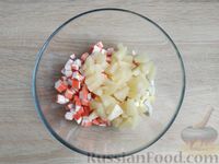 Фото приготовления рецепта: Салат с крабовыми палочками, креветками и ананасами - шаг №4