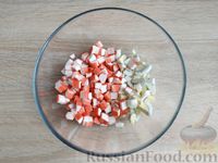 Фото приготовления рецепта: Салат с крабовыми палочками, креветками и ананасами - шаг №3
