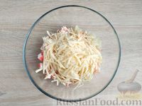 Фото приготовления рецепта: Салат с крабовыми палочками, креветками и ананасами - шаг №6