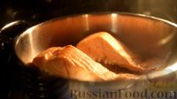 Фото приготовления рецепта: Сёмга с соусом из сливочного масла с анчоусами и чесноком - шаг №7