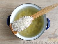 Фото приготовления рецепта: Суп с морской капустой и крабовыми палочками - шаг №3