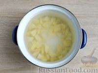 Фото приготовления рецепта: Суп с морской капустой и крабовыми палочками - шаг №2