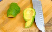 Фото приготовления рецепта: Праздничный лёгкий салат с сёмгой и авокадо (без майонеза) - шаг №4