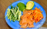 Фото приготовления рецепта: Праздничный лёгкий салат с сёмгой и авокадо (без майонеза) - шаг №6