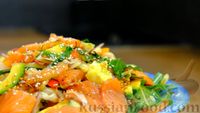 Фото приготовления рецепта: Праздничный лёгкий салат с сёмгой и авокадо (без майонеза) - шаг №11