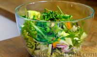 Фото приготовления рецепта: Праздничный лёгкий салат с сёмгой и авокадо (без майонеза) - шаг №9