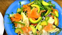 Фото приготовления рецепта: Праздничный лёгкий салат с сёмгой и авокадо (без майонеза) - шаг №10