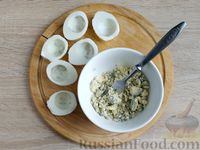 Фото приготовления рецепта: Фаршированные яйца с сыром и ветчиной - шаг №3