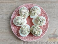 Фото приготовления рецепта: Фаршированные яйца с сыром и ветчиной - шаг №7