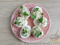 Фото приготовления рецепта: Фаршированные яйца с сыром и ветчиной - шаг №8