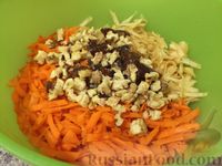 Фото приготовления рецепта: Витаминный салат из моркови, яблок, фиников и орехов - шаг №8