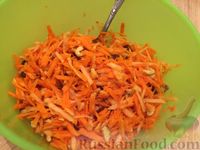 Фото приготовления рецепта: Витаминный салат из моркови, яблок, фиников и орехов - шаг №10