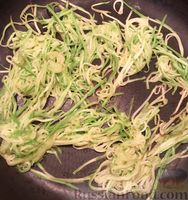 Фото приготовления рецепта: Спагетти с кабачками, авокадо и базиликом - шаг №5