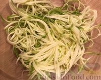 Фото приготовления рецепта: Спагетти с кабачками, авокадо и базиликом - шаг №4