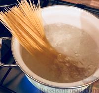 Фото приготовления рецепта: Спагетти с кабачками, авокадо и базиликом - шаг №1