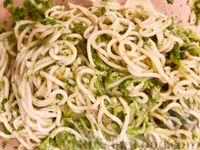 Фото приготовления рецепта: Спагетти с кабачками, авокадо и базиликом - шаг №7