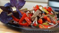 Фото к рецепту: Мясной салат с овощами и гранатовым соусом