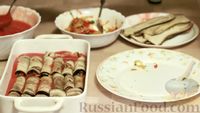 Фото приготовления рецепта: Рулетики из баклажанов, маринованные в томатном соусе - шаг №14