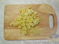 Фото приготовления рецепта: Картофельный салат с маринованными грибами и горошком - шаг №5