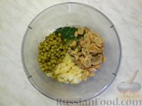 Фото приготовления рецепта: Картофельный салат с маринованными грибами и горошком - шаг №6
