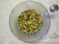 Фото приготовления рецепта: Картофельный салат с маринованными грибами и горошком - шаг №7