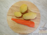 Фото приготовления рецепта: Салат "Таёжный" с маринованными грибами и клюквой - шаг №4