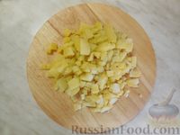 Фото приготовления рецепта: Салат "Таёжный" с маринованными грибами и клюквой - шаг №5