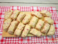 Фото приготовления рецепта: Творожные булочки с сыром, колбасой и беконом - шаг №8