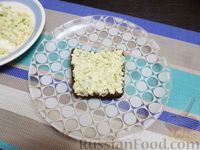 Фото приготовления рецепта: Закусочные бутерброды "Полосатые" - шаг №7