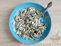 Фото приготовления рецепта: Салат с языком, солёными огурцами и оливками - шаг №9