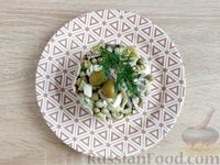 Фото приготовления рецепта: Салат с языком, солёными огурцами и оливками - шаг №11