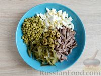 Фото приготовления рецепта: Салат с языком, солёными огурцами и оливками - шаг №7